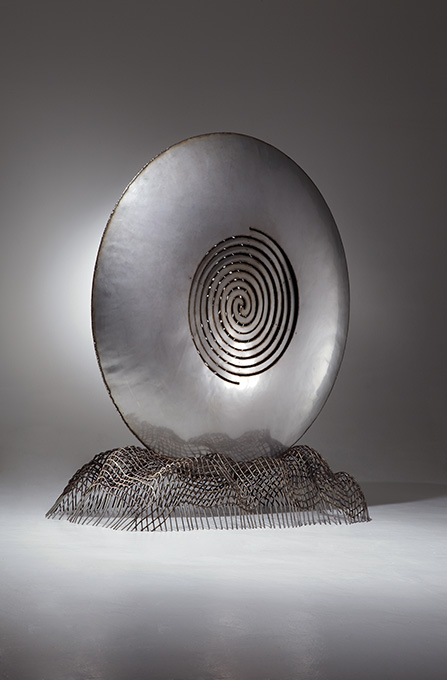 Acero inoxidable, 148 x 133 x 69 cm.