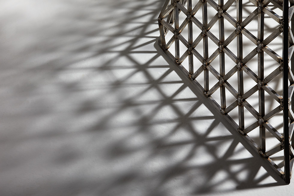 (Detalle red base), Acero inoxidable