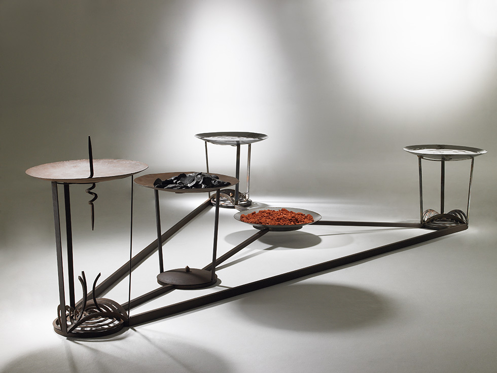 Acero corten, acero inoxidable, hierro y cobre, 284 x 330 x 1140 cm.