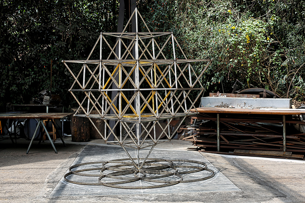 Acero Inoxidable, 327 x 272 x 272 cm.