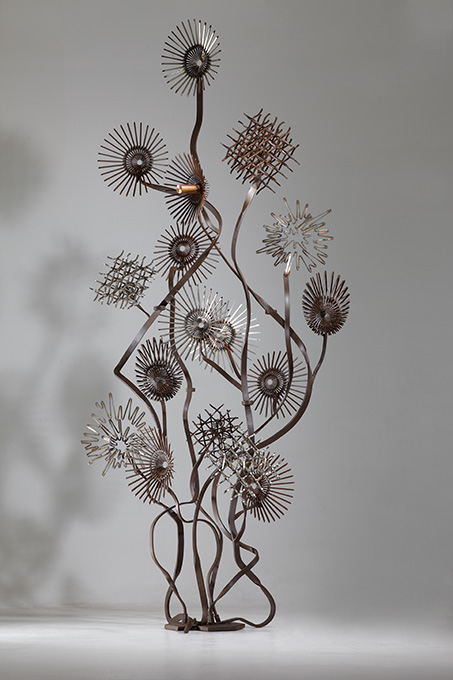 Acero, acero inoxidable y cobre, 299 x 138 x 91 cm.