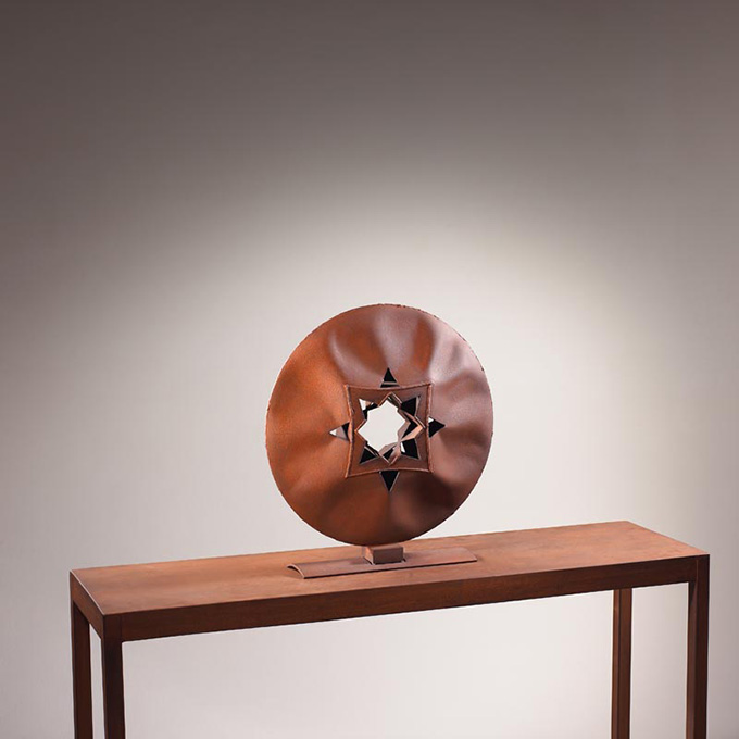 Escultura en hierro, 49 x 46 x 10 cm.