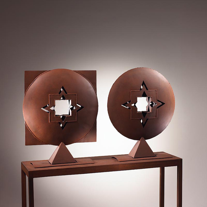Escultura en hierro, 68 x 56 x 11 cm y 69 x 57 x 11 cm.